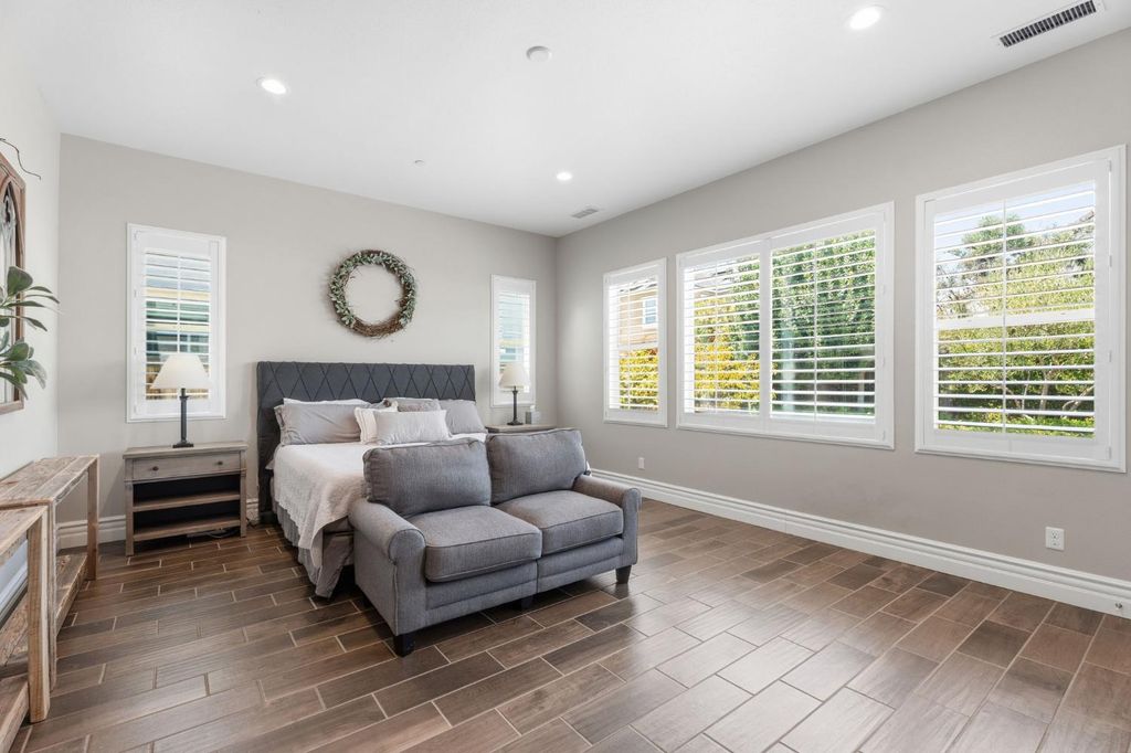 Image 20 of property listing at 285 Pinnacle Drive W, Madera, CA 93636