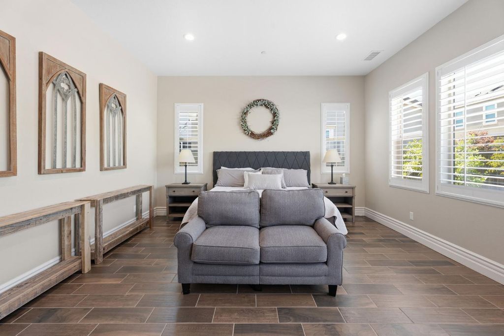 Image 21 of property listing at 285 Pinnacle Drive W, Madera, CA 93636