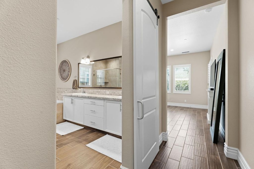 Image 23 of property listing at 285 Pinnacle Drive W, Madera, CA 93636