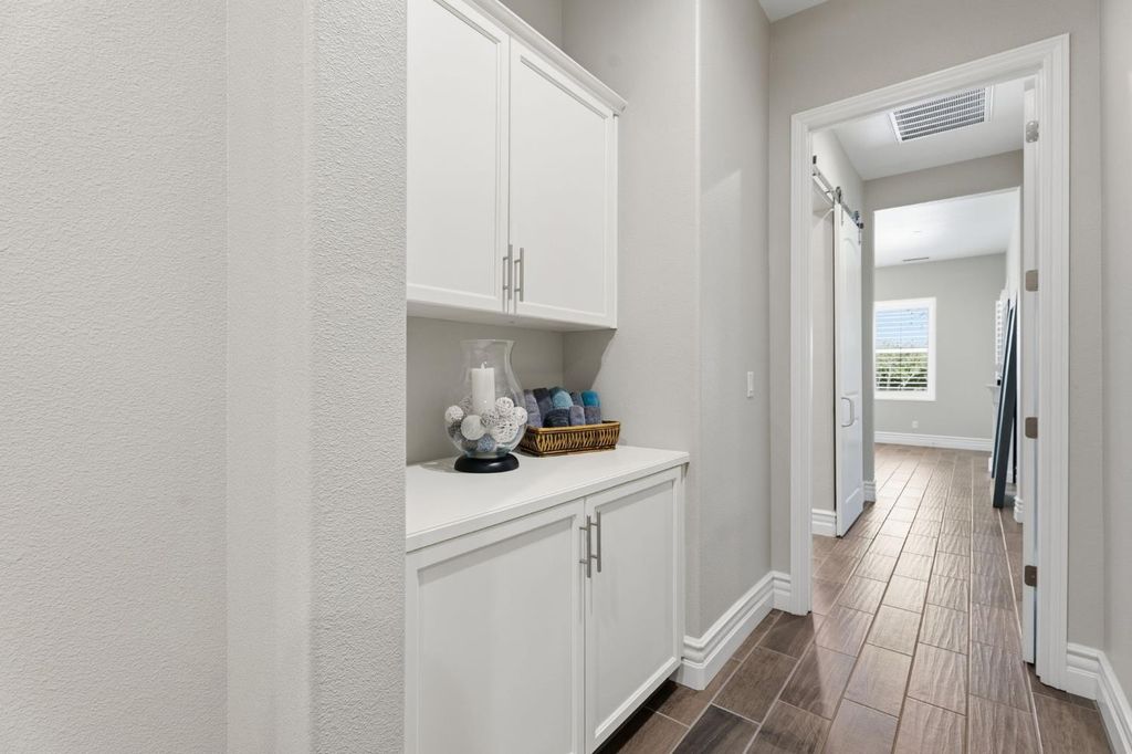 Image 27 of property listing at 285 Pinnacle Drive W, Madera, CA 93636