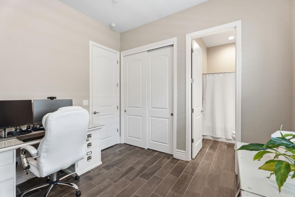 Image 30 of property listing at 285 Pinnacle Drive W, Madera, CA 93636