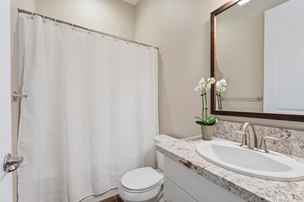 Image 31 of property listing at 285 Pinnacle Drive W, Madera, CA 93636