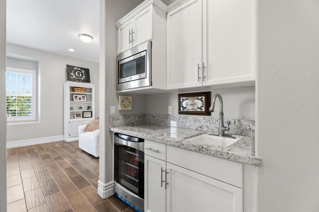 Image 34 of property listing at 285 Pinnacle Drive W, Madera, CA 93636