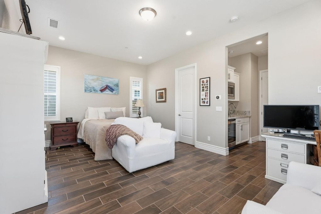 Image 35 of property listing at 285 Pinnacle Drive W, Madera, CA 93636