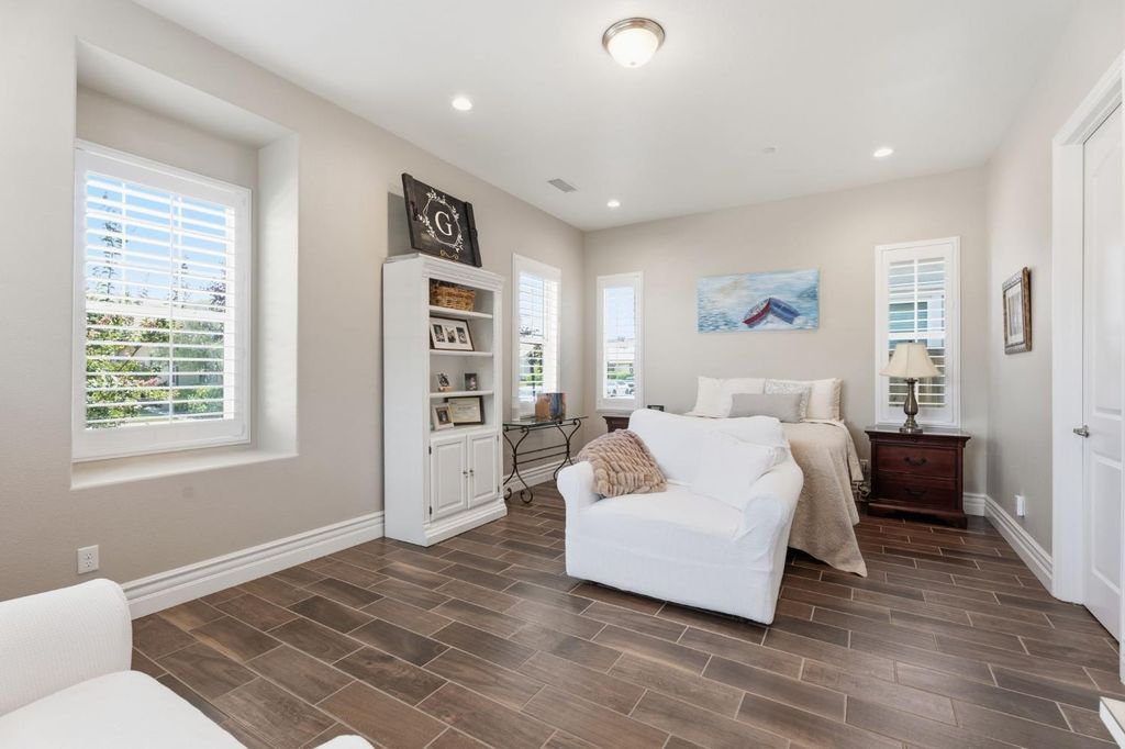 Image 37 of property listing at 285 Pinnacle Drive W, Madera, CA 93636