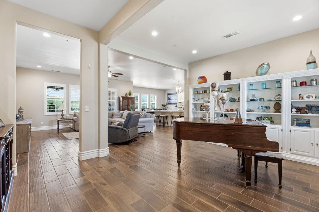 Image 4 of property listing at 285 Pinnacle Drive W, Madera, CA 93636