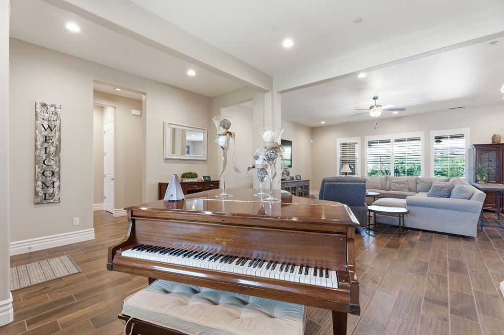 Image 5 of property listing at 285 Pinnacle Drive W, Madera, CA 93636