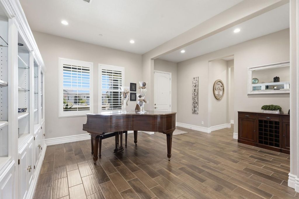 Image 6 of property listing at 285 Pinnacle Drive W, Madera, CA 93636