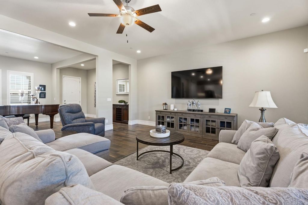Image 7 of property listing at 285 Pinnacle Drive W, Madera, CA 93636