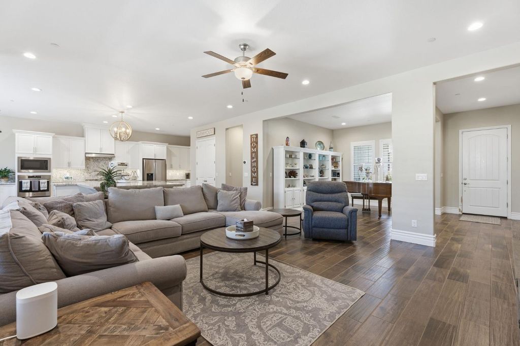 Image 9 of property listing at 285 Pinnacle Drive W, Madera, CA 93636