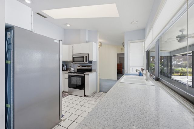 433 SE 12th St Street SE, Vero Beach, FL 32962