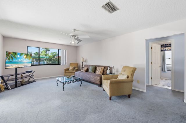 433 SE 12th St Street SE, Vero Beach, FL 32962