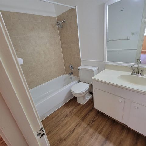 5212 Arboles Drive B, Houston, TX 77035