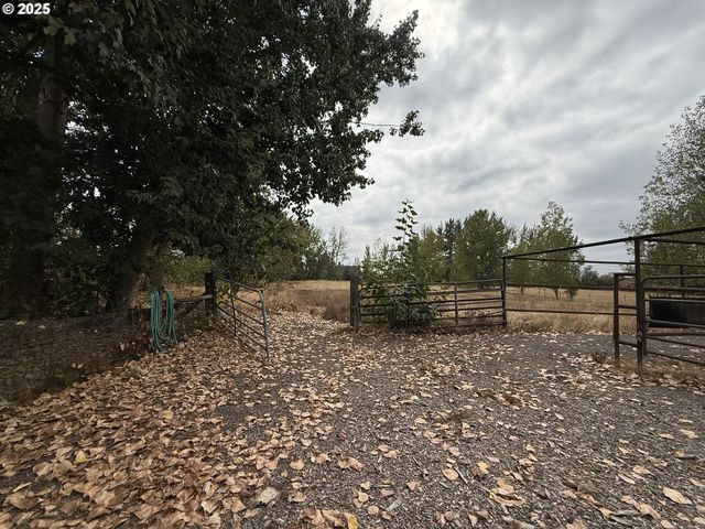 970 LASALLE St, Harrisburg, OR 97446