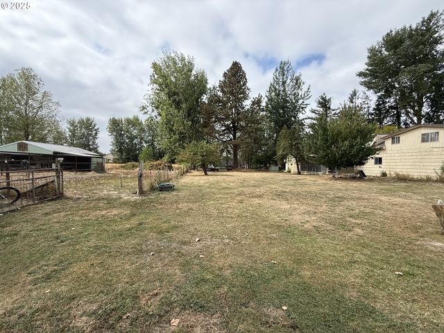 970 LASALLE St, Harrisburg, OR 97446