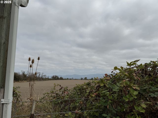 970 LASALLE St, Harrisburg, OR 97446