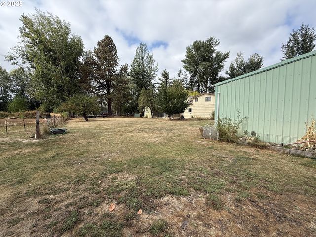 970 LASALLE St, Harrisburg, OR 97446