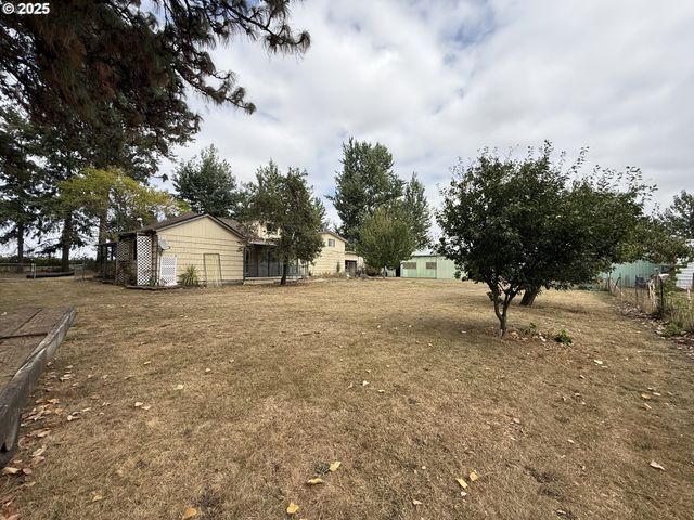 970 LASALLE St, Harrisburg, OR 97446
