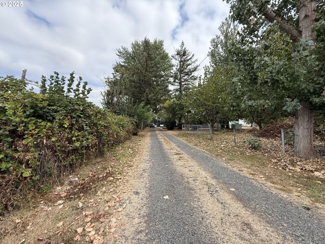 970 LASALLE St, Harrisburg, OR 97446