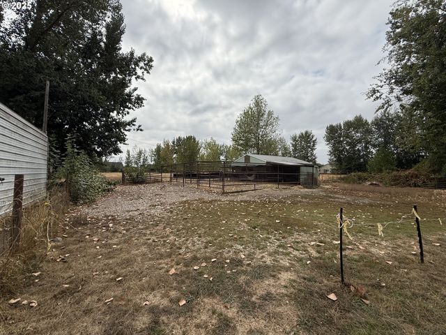970 LASALLE St, Harrisburg, OR 97446