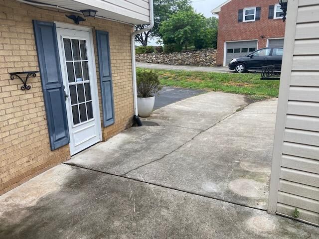 303 Knollwood DR, Troutville, VA 24175