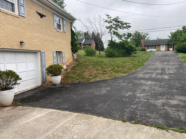 303 Knollwood DR, Troutville, VA 24175