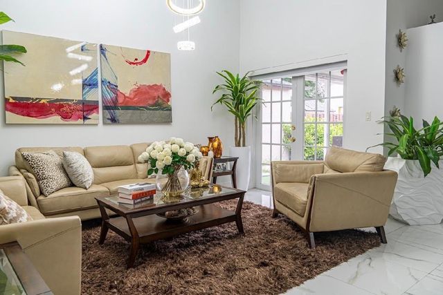 8419 NW 193RD LN, Hialeah, FL 33015