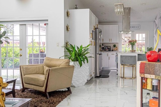 8419 NW 193RD LN, Hialeah, FL 33015