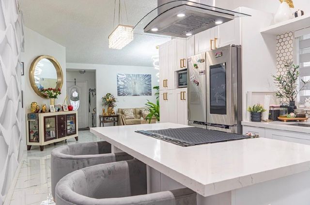 8419 NW 193RD LN, Hialeah, FL 33015