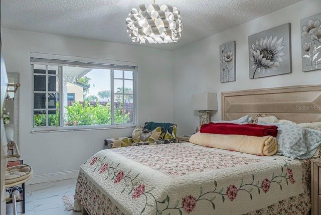 8419 NW 193RD LN, Hialeah, FL 33015