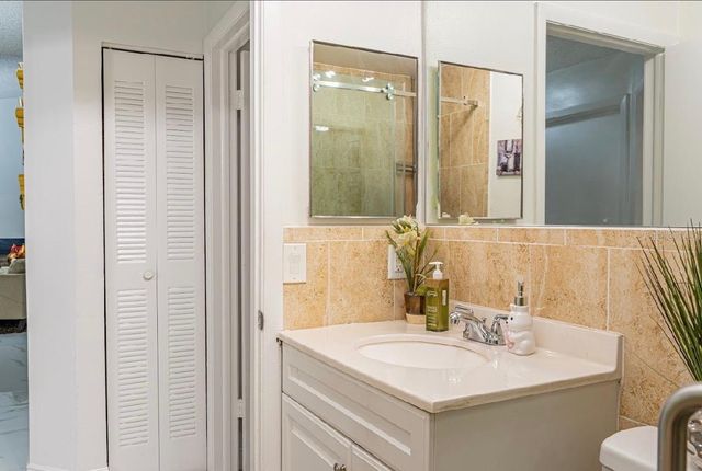 8419 NW 193RD LN, Hialeah, FL 33015