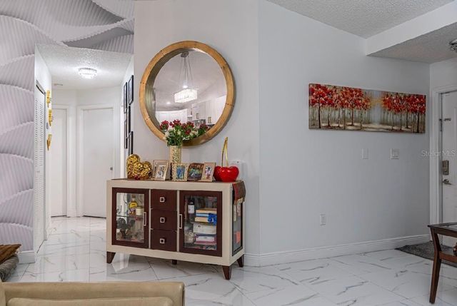 8419 NW 193RD LN, Hialeah, FL 33015