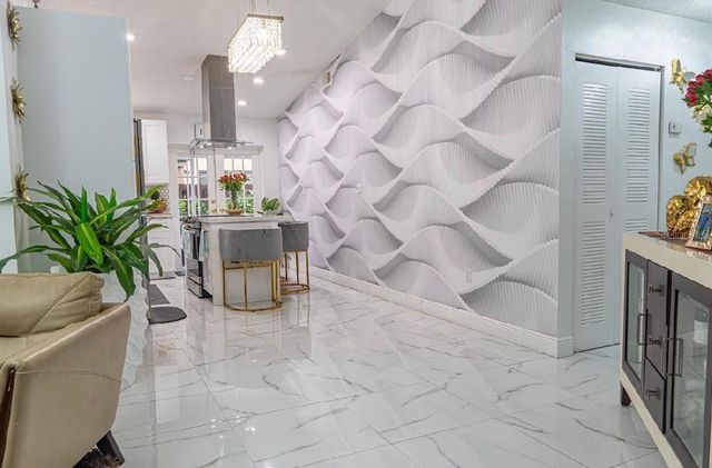 8419 NW 193RD LN, Hialeah, FL 33015