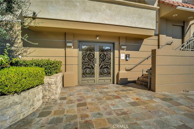 6800 Corbin Avenue 308, Reseda, CA 91335