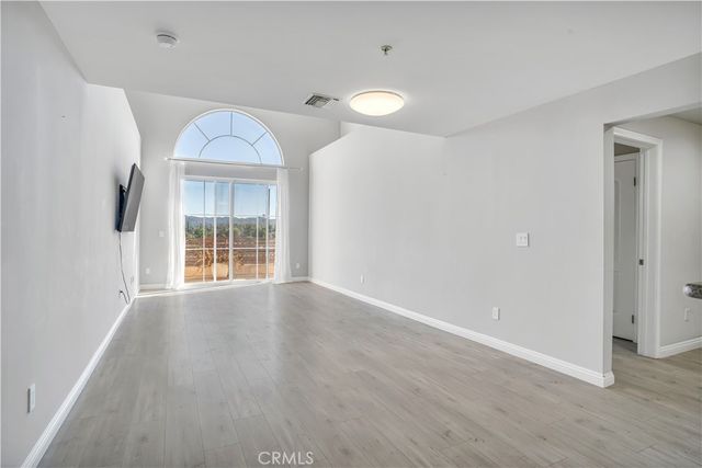 6800 Corbin Avenue 308, Reseda, CA 91335