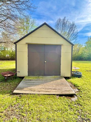 402 S Sockey Lane, Stigler, OK 74462