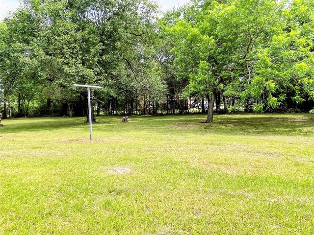 210 W Crescent Drive, Trinity, TX 75862