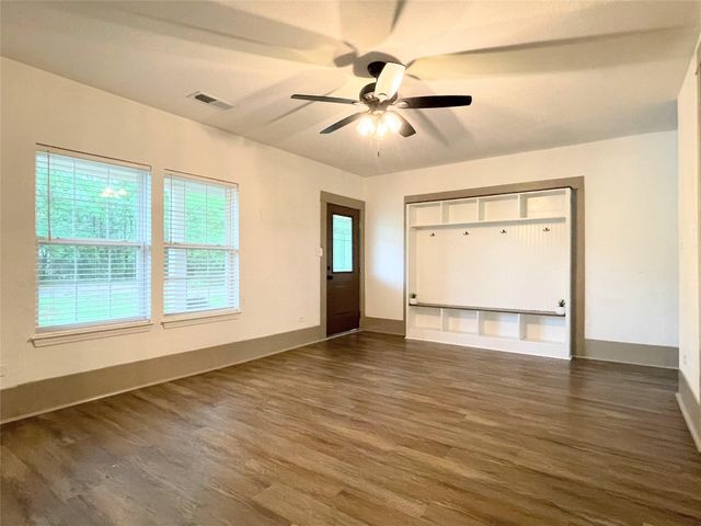 210 W Crescent Drive, Trinity, TX 75862