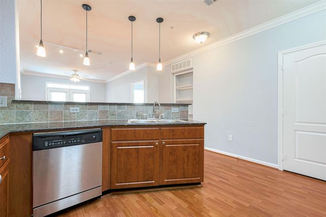 1711 Old Spanish Trail 242, Houston, TX 77054