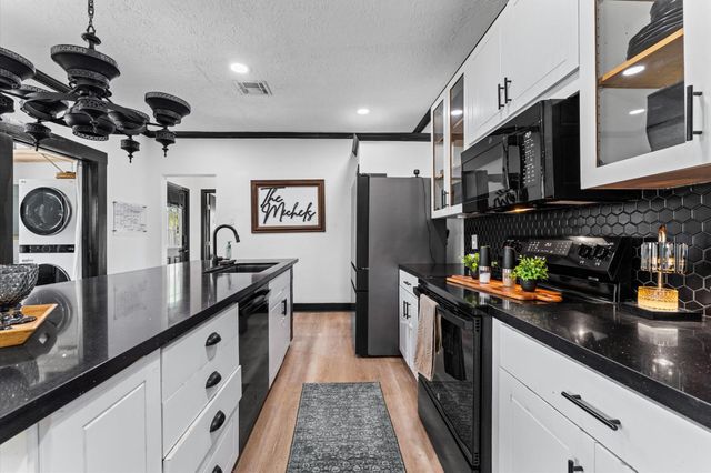 10002 Twisted Oak, Baytown, TX 77521