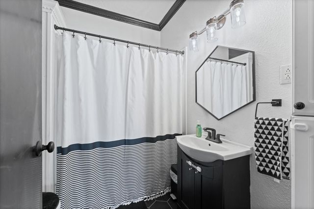 10002 Twisted Oak, Baytown, TX 77521