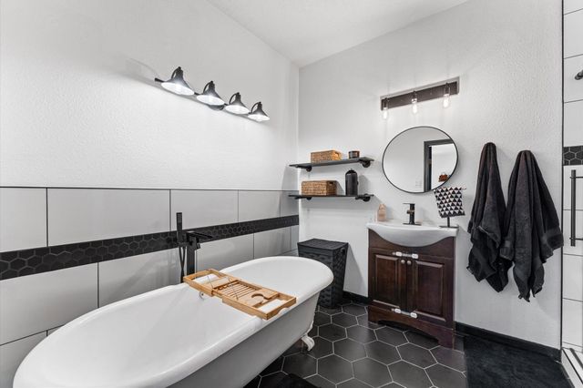 10002 Twisted Oak, Baytown, TX 77521