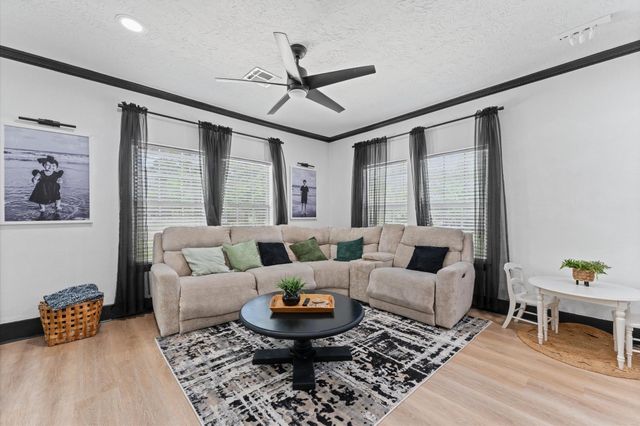 10002 Twisted Oak, Baytown, TX 77521