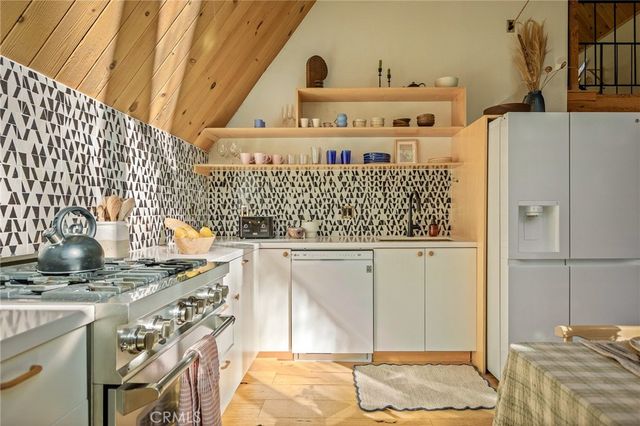 385 Birchwood Drive, Lake Arrowhead, CA 92352