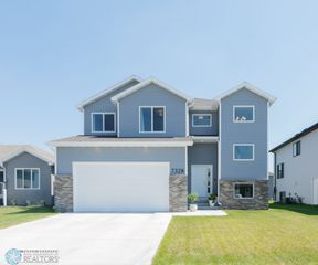 7328 Aquiline Drive S, Fargo, ND 58104