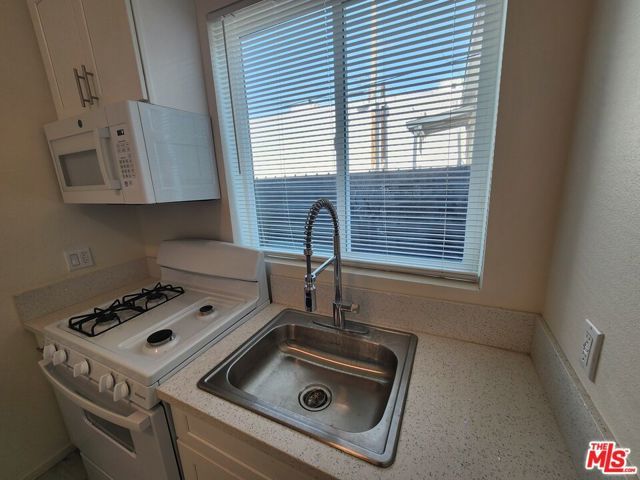 1120 E 25th Street 102, Los Angeles, CA 90011