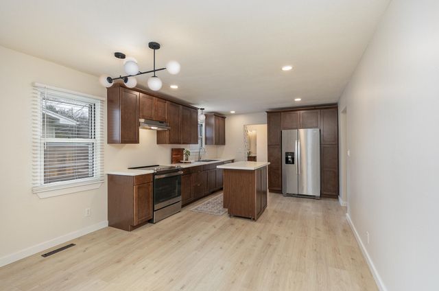 634 N Lone Pine Avenue, Springfield, MO 65802