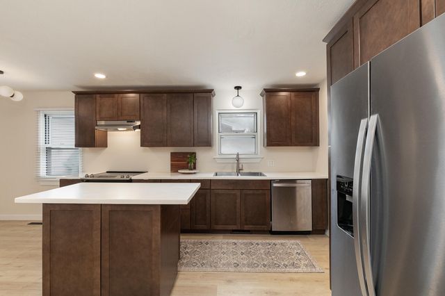 634 N Lone Pine Avenue, Springfield, MO 65802