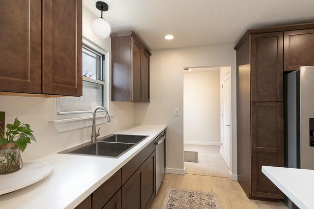 634 N Lone Pine Avenue, Springfield, MO 65802