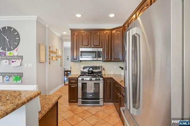 11 Queens Lane, Wayne, NJ 07470